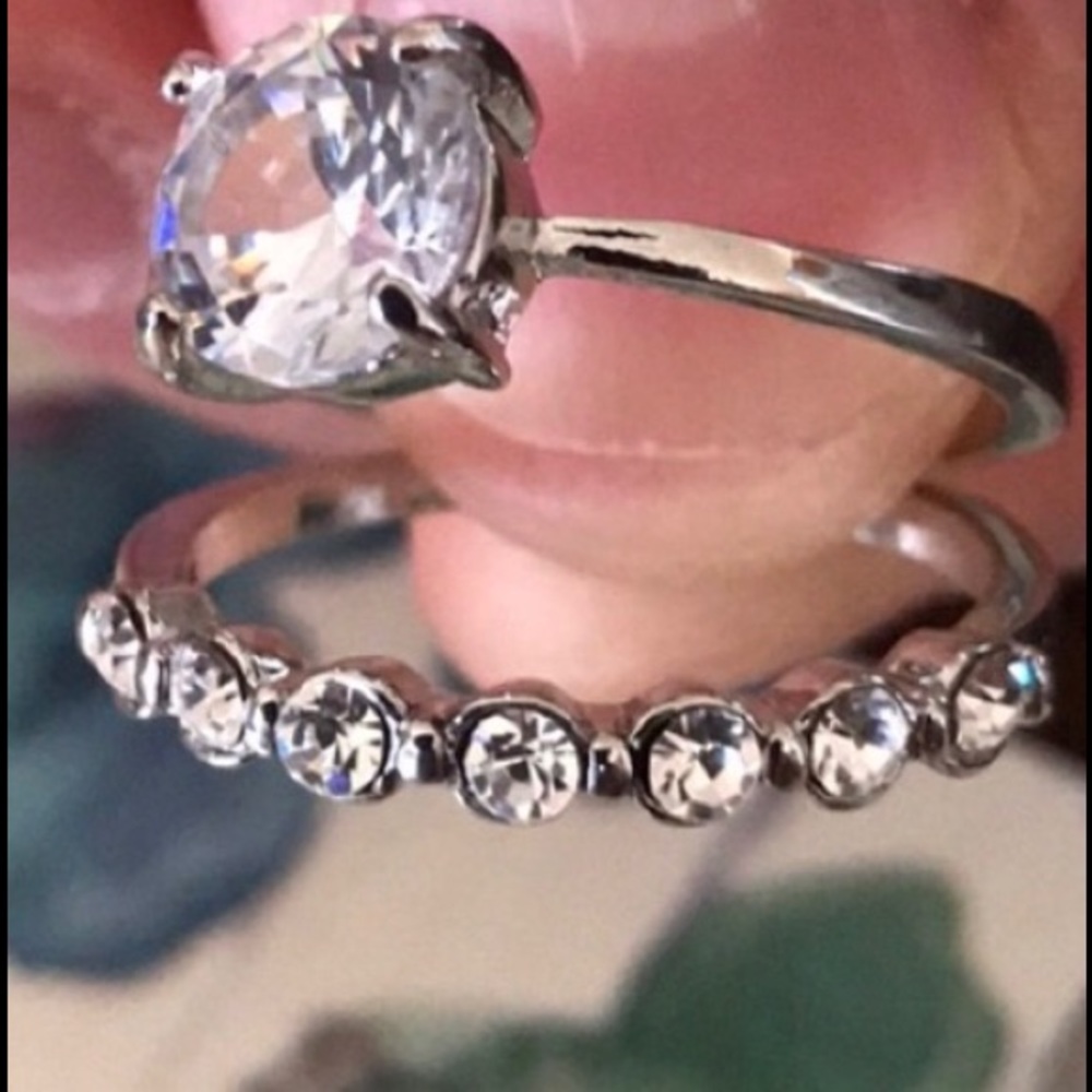 Beautiful silver toned and cz bridal set. Size 8